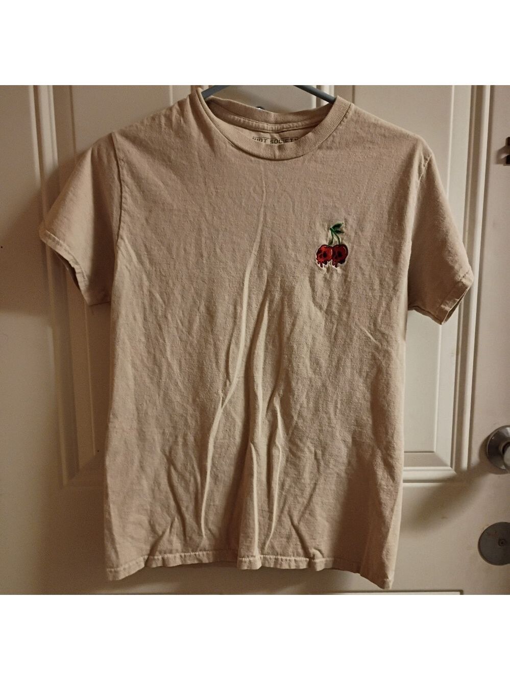 2/$10 Riot Society Tan Grunge Skull Cherries Tee Size Small